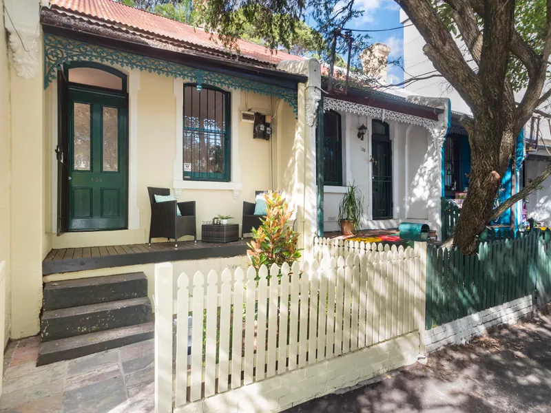Classic Attic Terrace in Popular City Fringe Lifestyle Setting