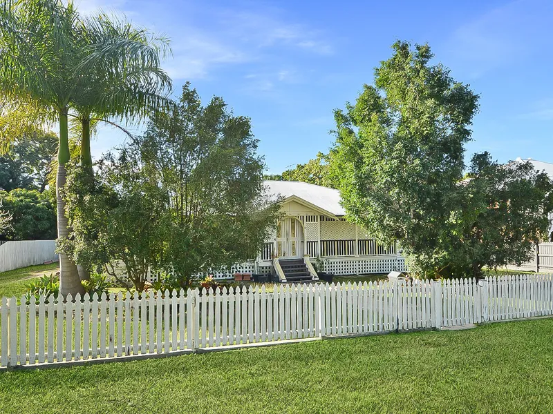 LARGE QUEENSLANDER HOME ON 1215m2 ALLOTMENT WITH 3 TITLES!!