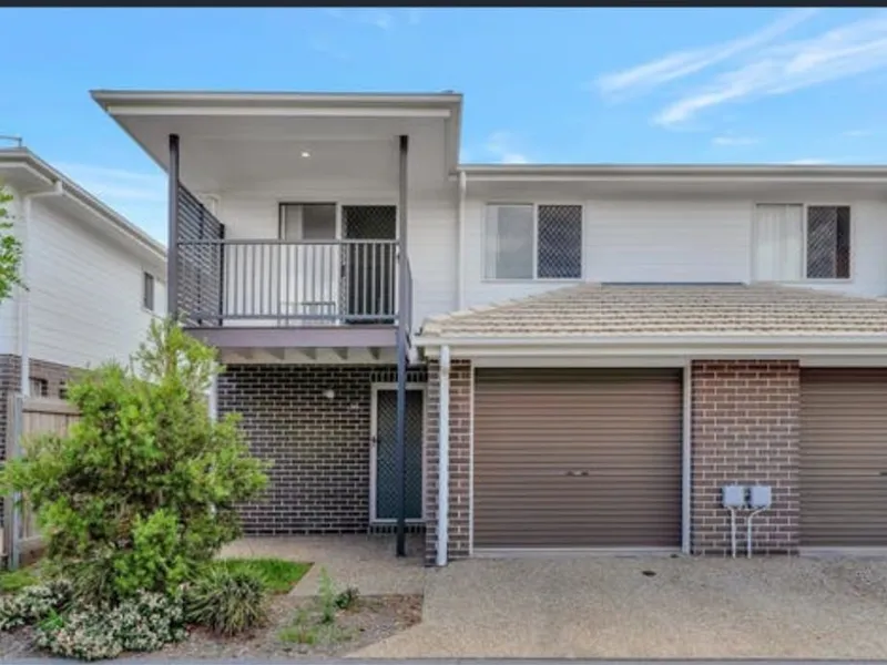 Luxurious Townhouse in Prime Mansfield Location - Within Mansfield State High School Catchment.