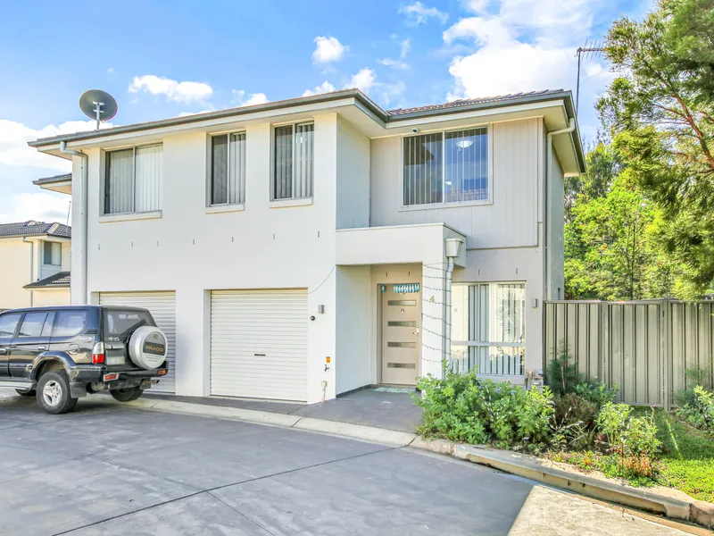 Modern 3 bedroom townhouse in quiet complex 