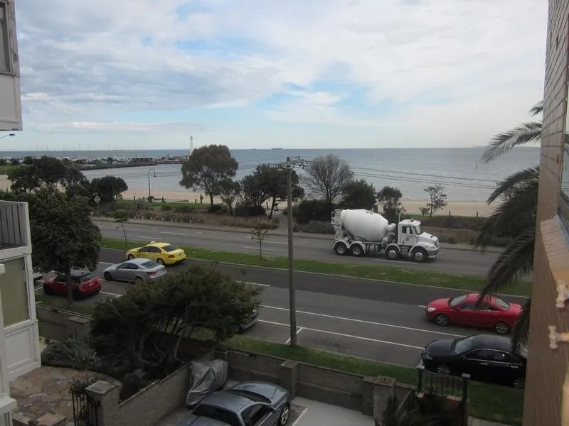 1 bedroom Apartment, Opposite the Beach & with a ROOF TOP TERRACE!
