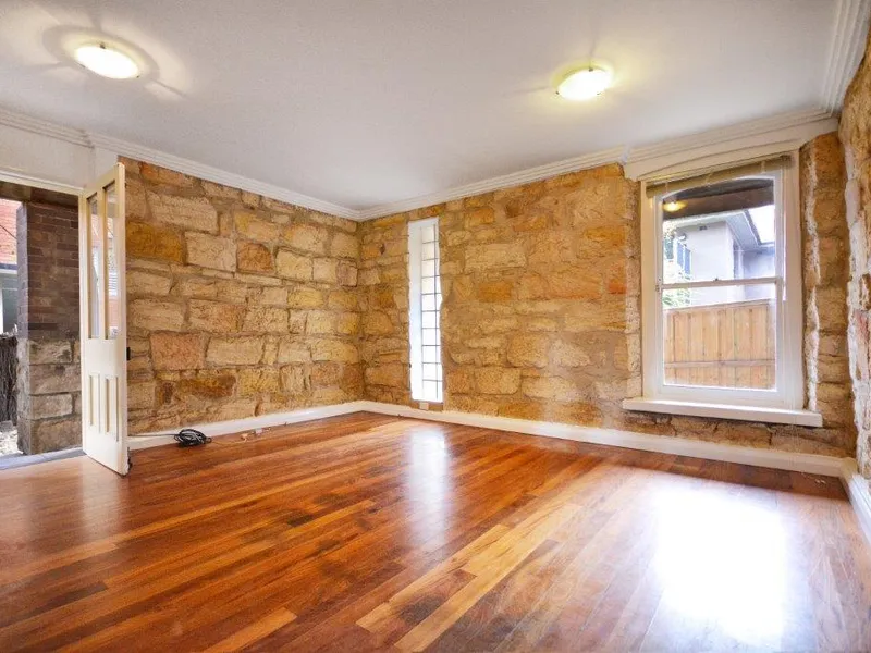 PRIVATE & SPACIOUS GARDEN APARTMENT WITH PARKING