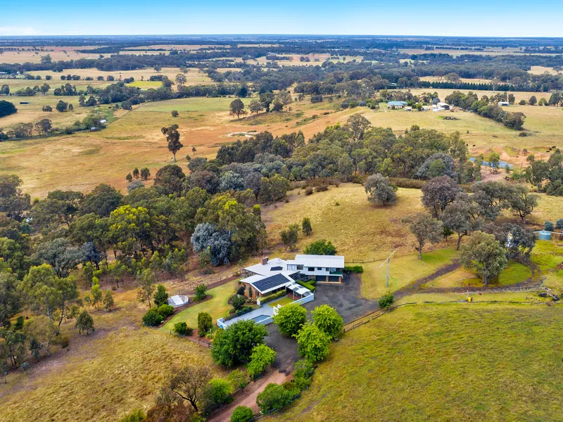 A UNIQUE FAMILY HOME ON 32 HECTARES, 80 Acres (APPROX) CLOSE TO STRATFORD.