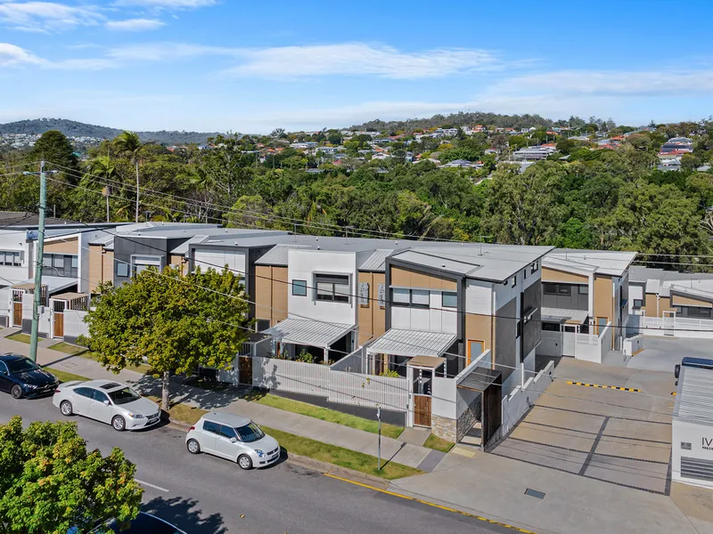 Brand new 4 bedroom townhouse next to Greenslopes Private Hospital