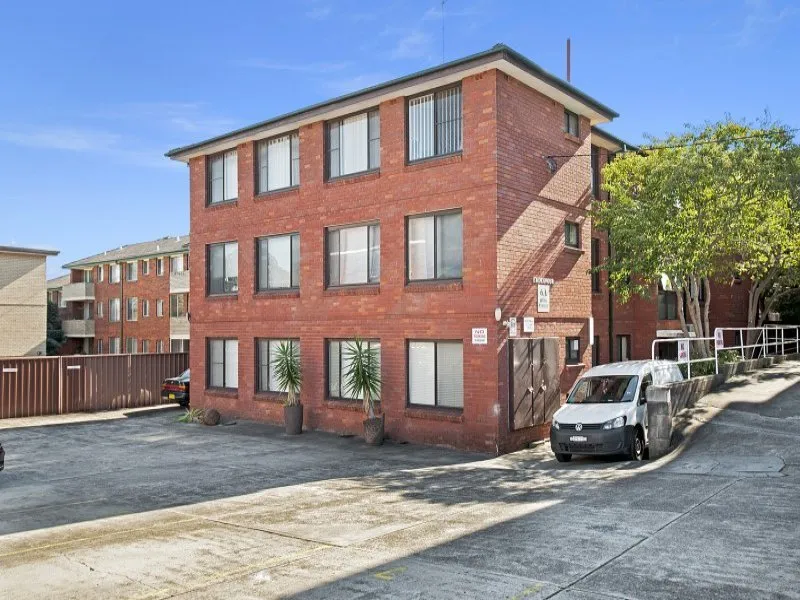 Well-presented Two Bedrooms With Super Convenient Location In Quite Block