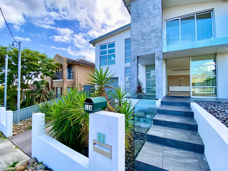 Architectural Estate Ideal for Private Entertaining