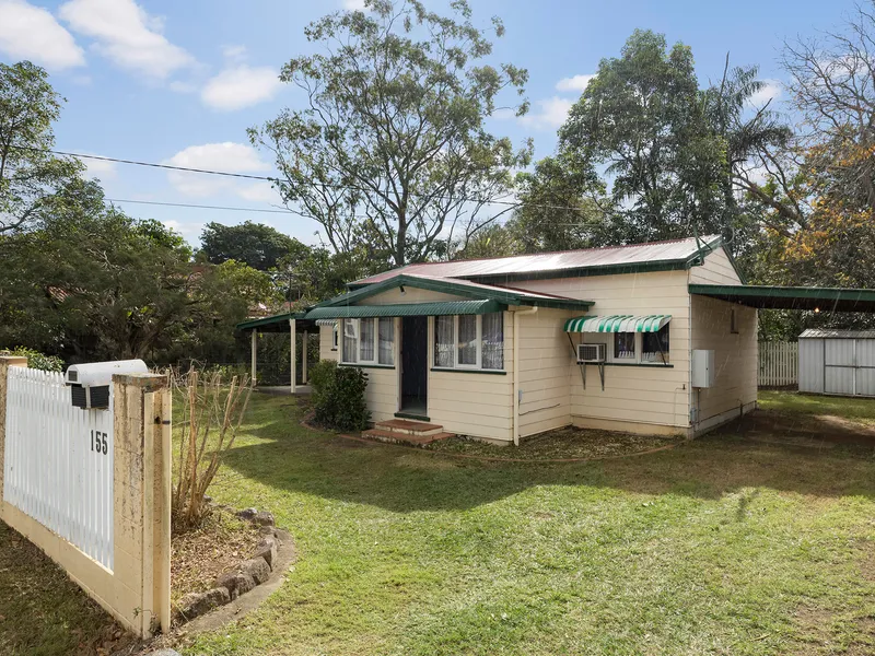 Post-war gem in sought after pocket!