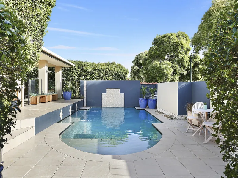 Spacious family entertainer with sparkling pool
