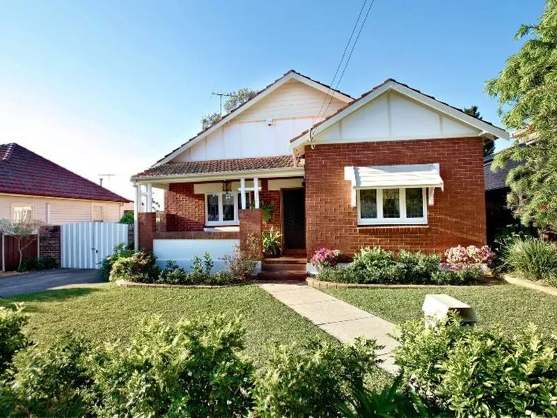 3 - 4 BEDROOMS - CENTRAL LOCATION!