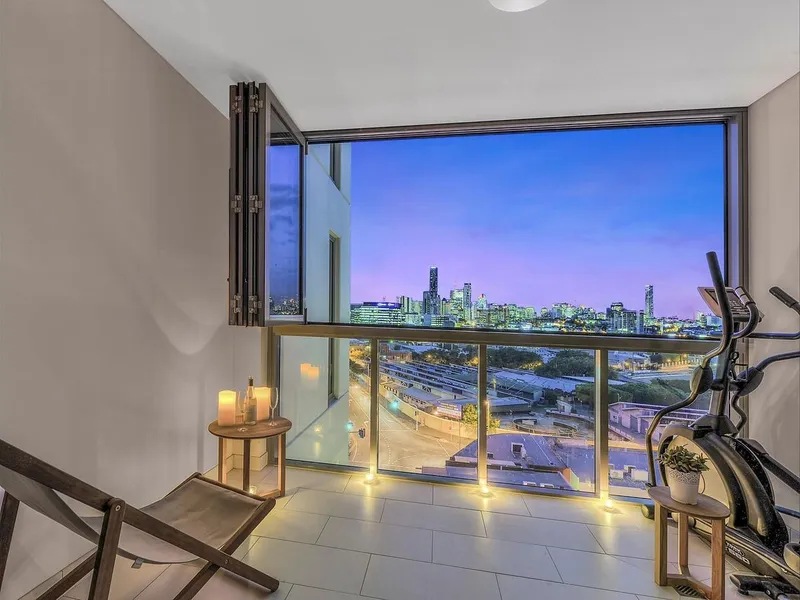 CITY VIEWS - Modern 2 Bedroom - 2 Bathroom, 1 Car Space - $450 p/w - 