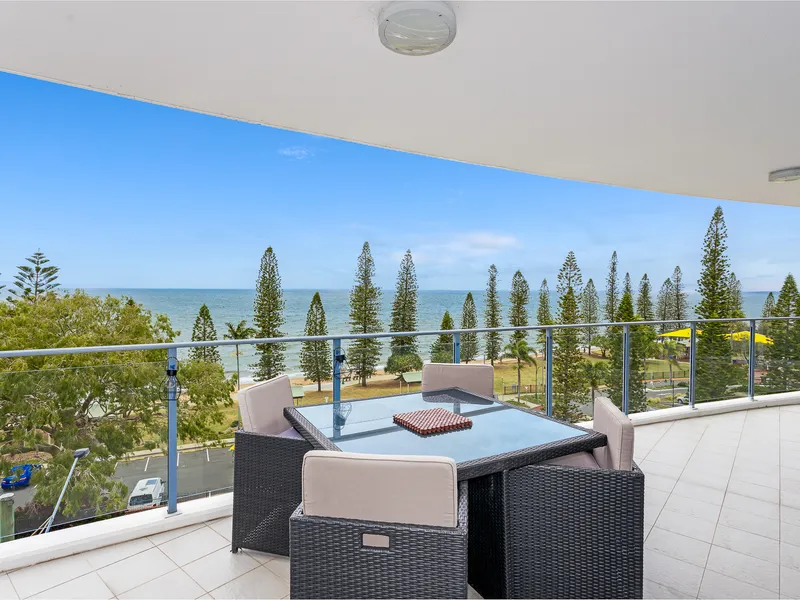 Spacious 3 bedroom apartment overlooking Suttons Beach