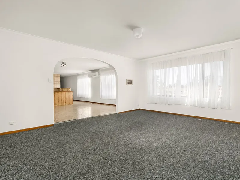 OVERSIZED APARTMENT LIVING IN PRIME LOCATION