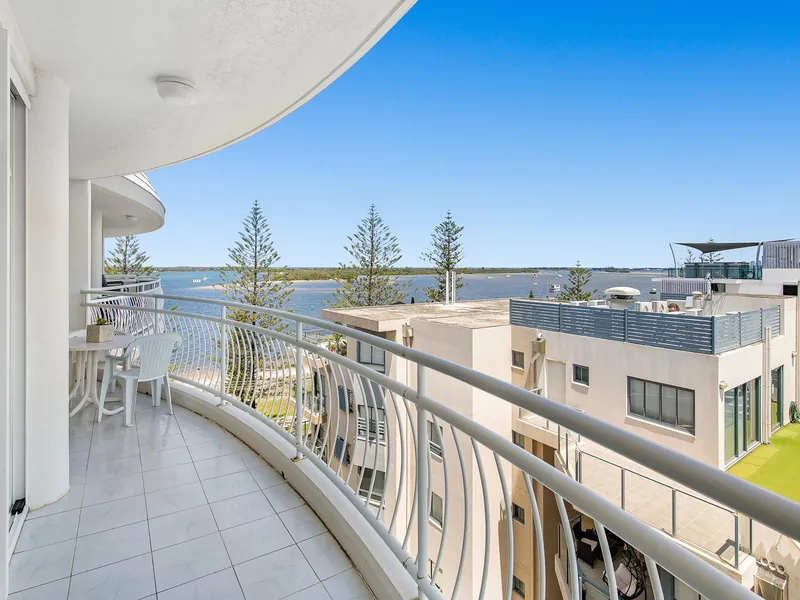 Boutique Broadwater Views! Top Floor - Top Views! 
