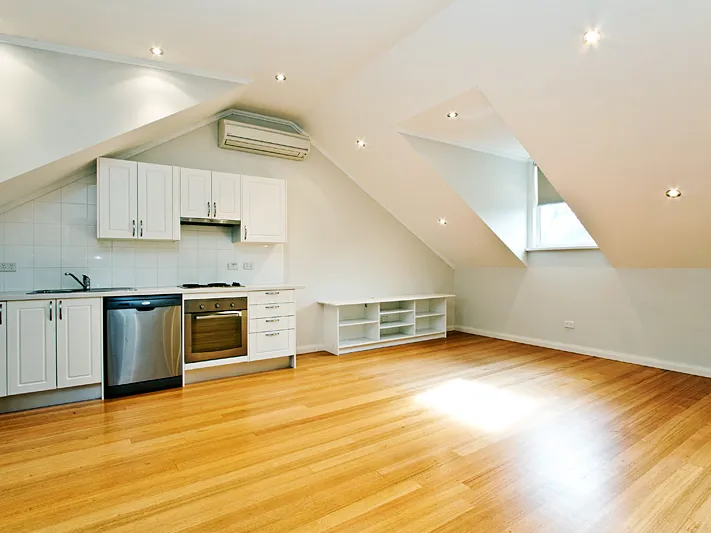 Large Beachside Apartment In Sought After Location
