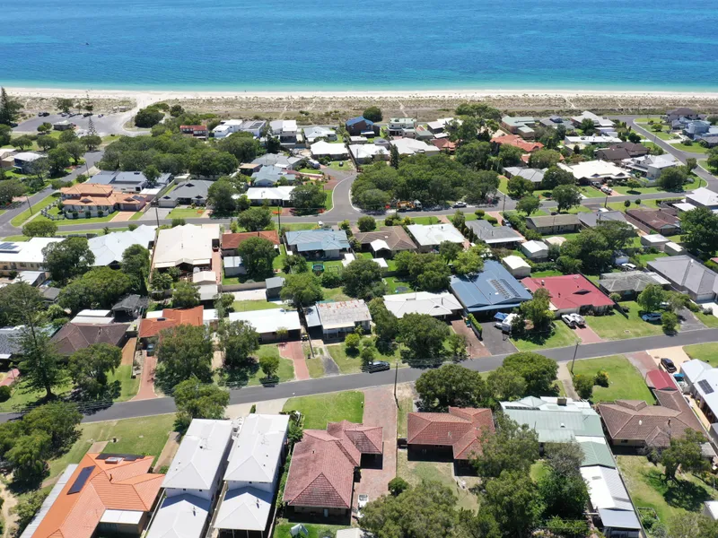 14 DEREK STREET, WEST BUSSELTON