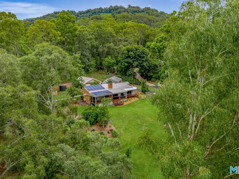 Perfect Lifestyle Acre + Dual Living!