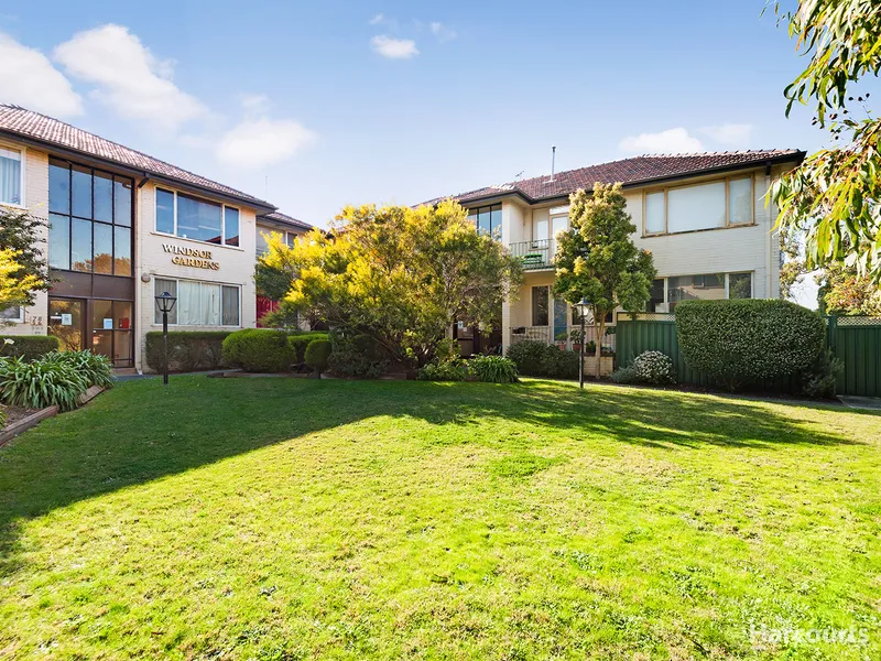 COSY HOME, PRIVATE BACKYARD, LOW B/C FEES