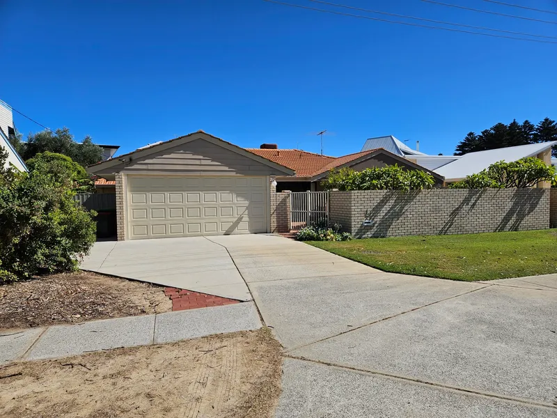 HUGE SPACIOUS HOME ON THE OCEAN'S EDGE - ENJOY THE COASTAL LIFESTYLE