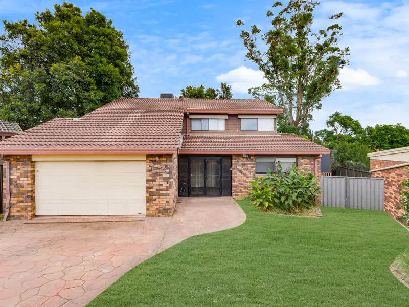 Unique Opportunity in a Tightly Held Neighbourhood !