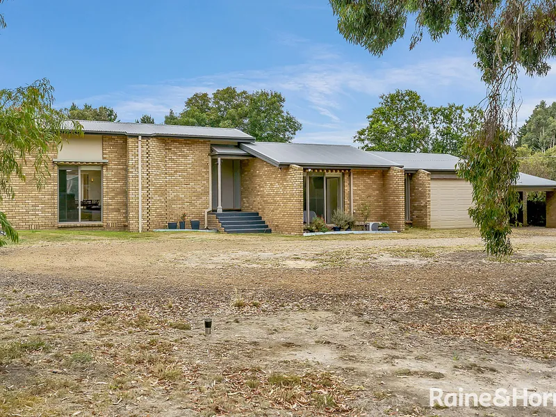 Spacious family home on approx 1 acre