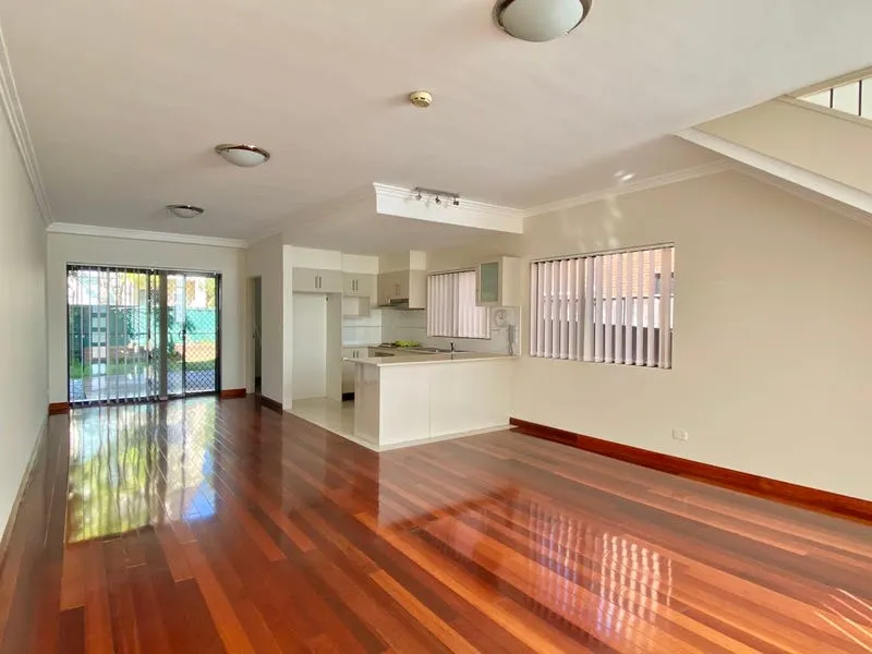 Stunning three storey 3 bedroom + 1 study townhouse in Epping for lease