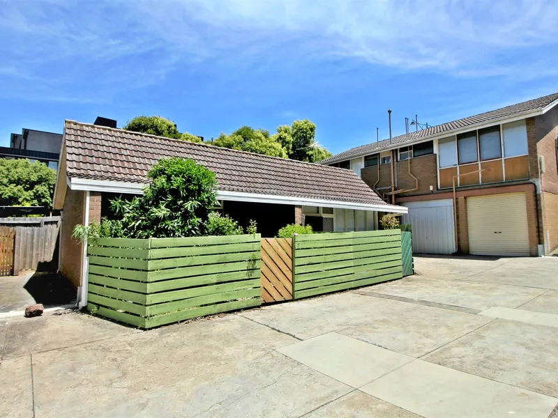 Spacious one bedroom unit in convenient location