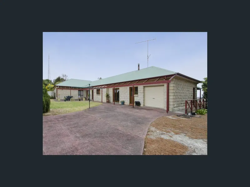 LARGE HOUSE WITH VIEWS