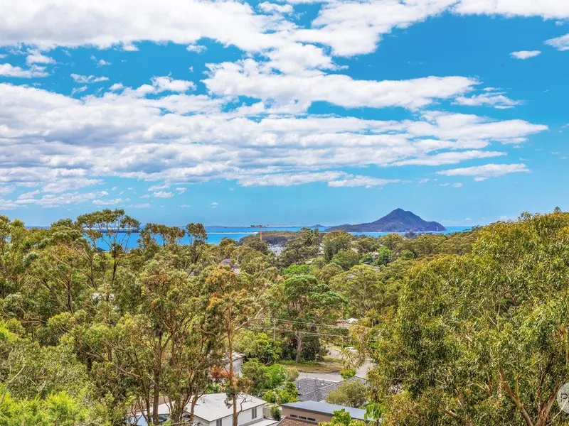 Unrivalled Views Paired with an Immaculate Family Paradise!