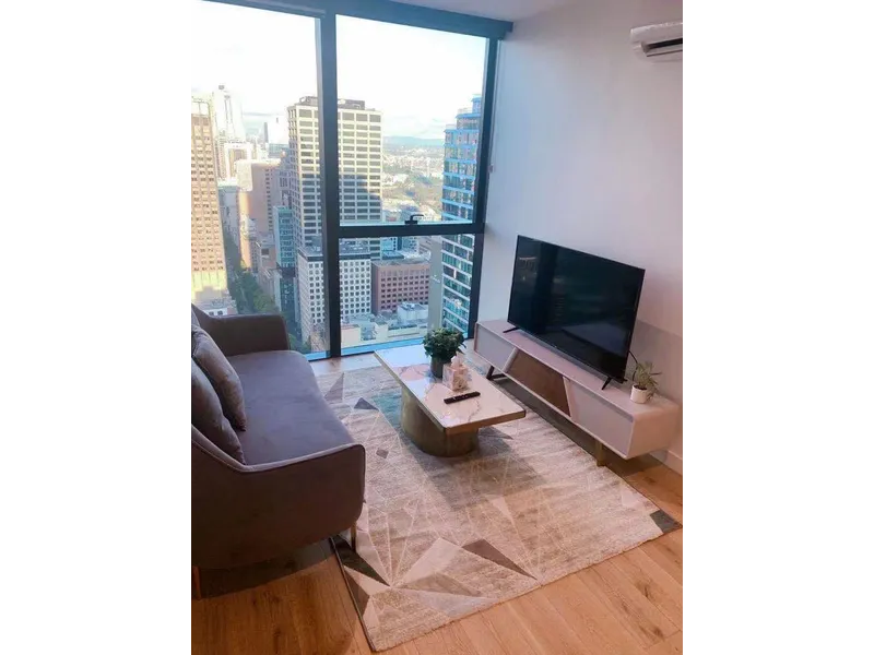 Cosy one bedroom apartment located in Collins street with a car park!