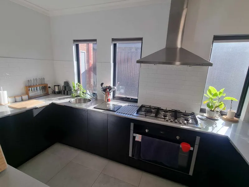 Beautiful Home - Ducted R/C air con ( zoned ) , Solar Panels