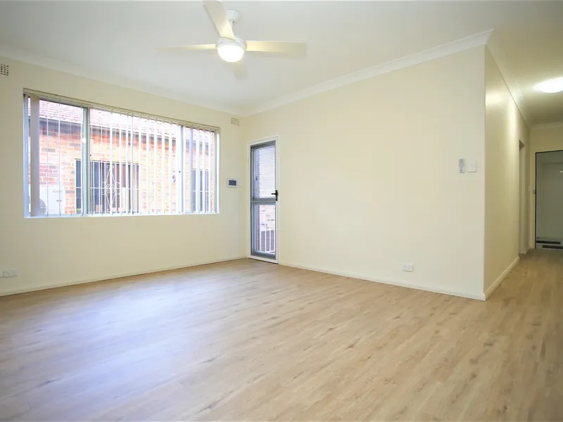 This fully renovated brand new unit, minutes walking distance to shops, restaurant, school and station.