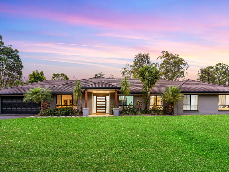 SPRAWLING DESIGNER STYLE FAMILY HOME (370.8m2) | QUALITY FINISHES + TRIPLE BAY SHED