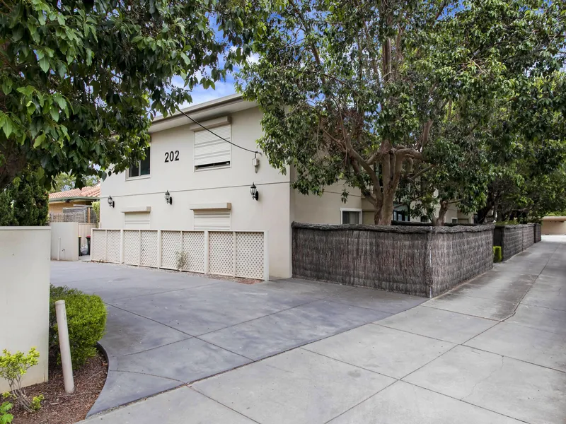 What a find in a prime location with private courtyard and close to the city!