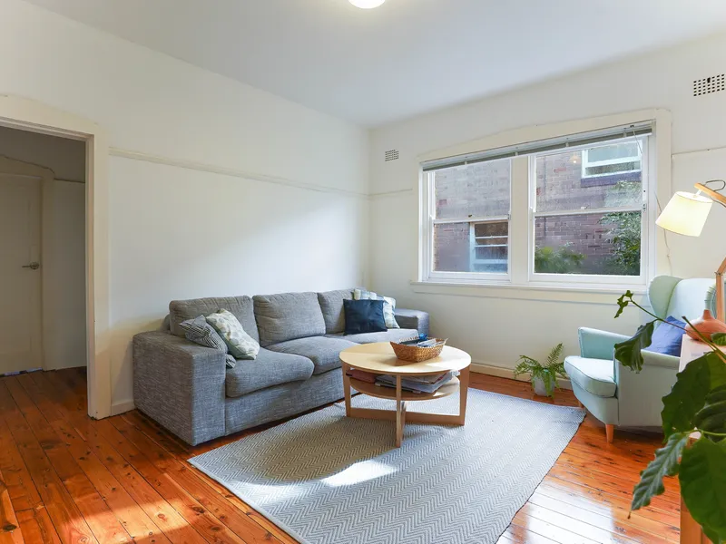 SECONDS TO MANLY BEACH AND FERRY!