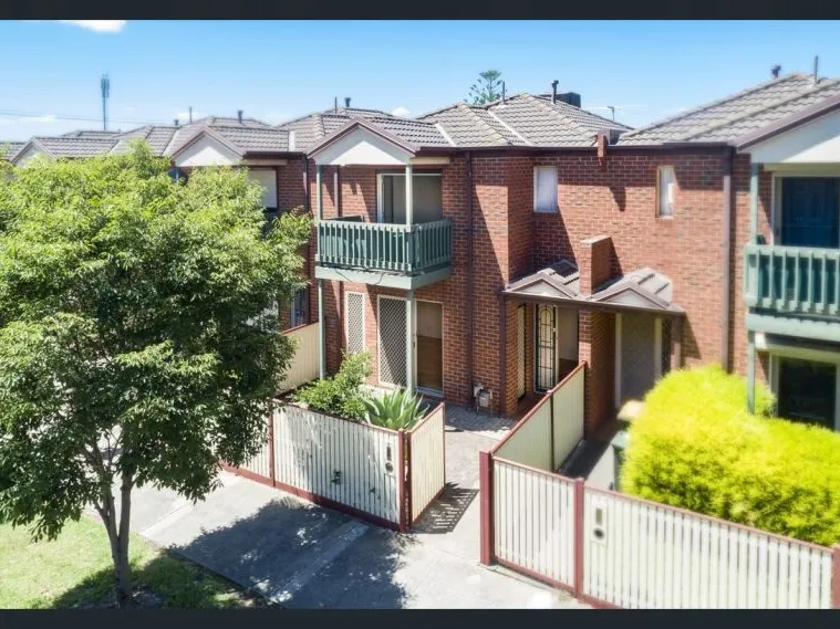 Renovated 3 Bedroom Townhouse only 200m from Sunshine Station