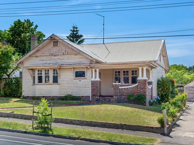 Central family home with room to move!