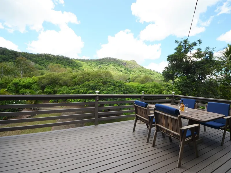 HUGE Family home 2.5 Acres THE LEAP