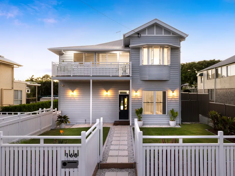 STRIKING COASTAL QUEENSLANDER WITH PICTURE PERFECT OUTDOOR LIVING