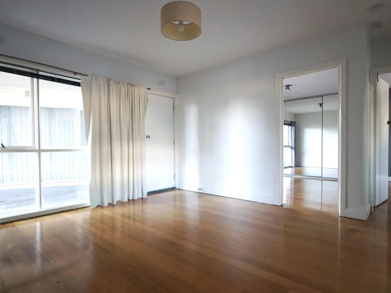 Updated 2BR Apartment In Oakleigh!