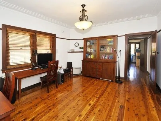 IDEALLY LOCATED- SPACIOUS ONE BEDDER