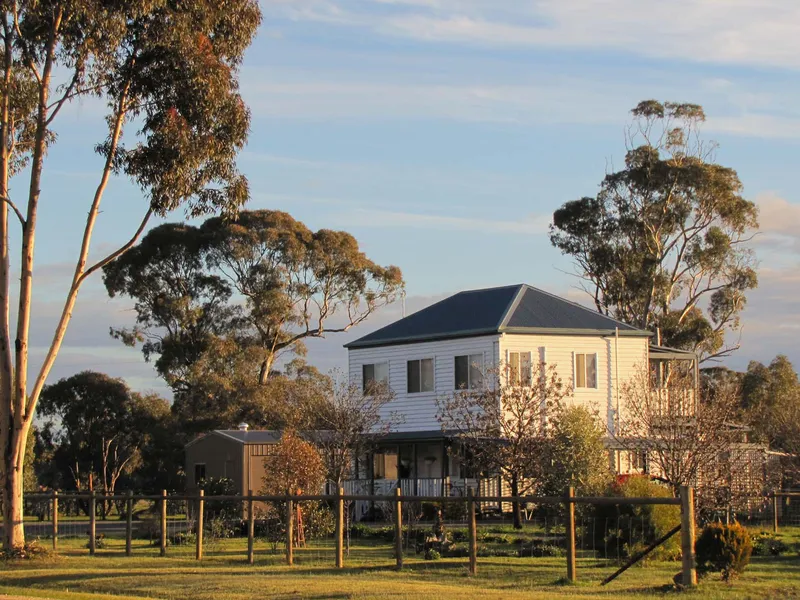 Light and bright with panoramic rural views! Spoil your four legged friends! Living history area settled in 1853 when Victoria was awash with gold!