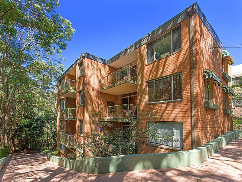 QUIET APARTMENT IN GREAT LOCATION!