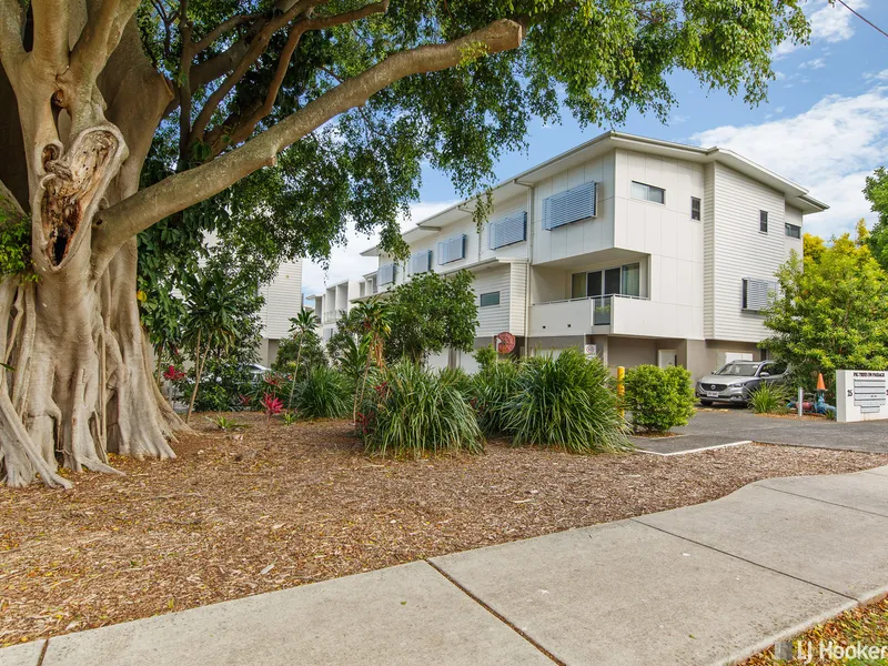 TRI-LEVEL TOWNHOUSE CLOSE TO LOCAL CAFES AND WATERFRONT!