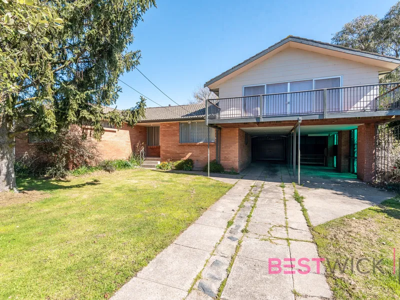 4 Bedroom home with up-stairs suite and views!