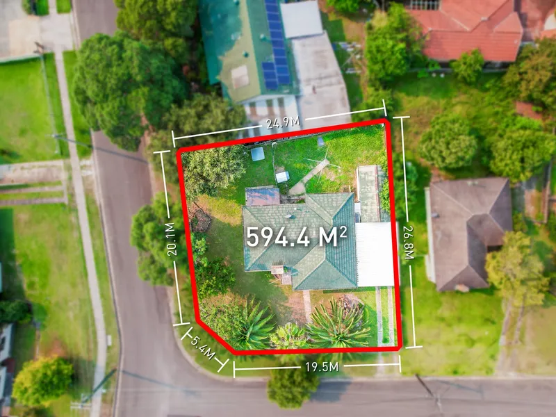 Exciting Opportunity Awaits! Perfect Duplex Site with Dual Street Frontages!