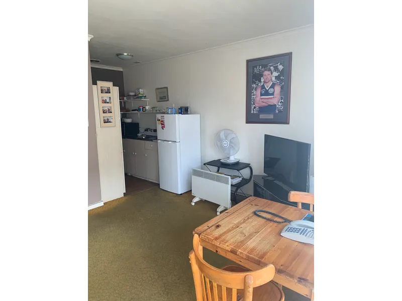 One Bedroom Flat Close To All Amenities