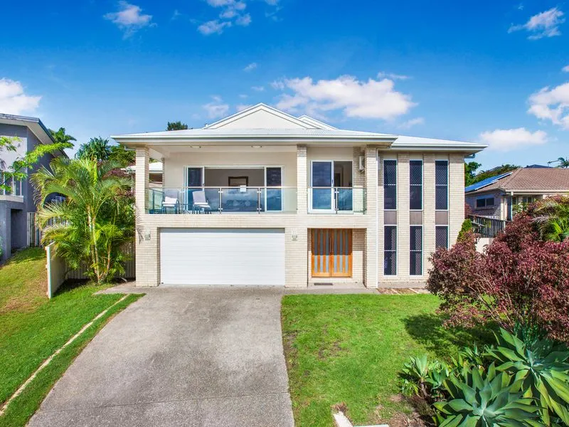 LARGE FAMILY HOME WITH DUAL LIVING & POOL