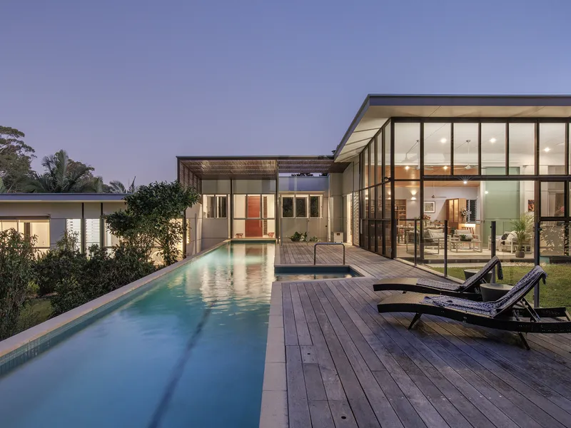 TIMELESS ARCHITECT DESIGNED LUXURY RESORT HOME - LIFESTYLE IN BUSH SETTING
