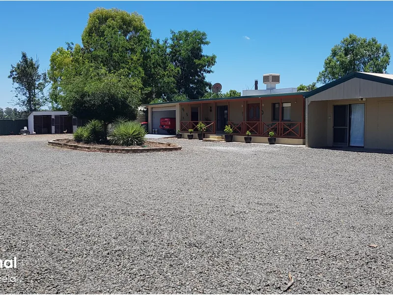 LARGE FAMILY HOME ON 20 ACRES CLOSE TO TOWN