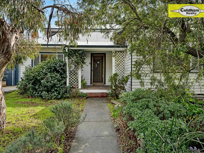 Spacious Double Storey Family Home. Huge 1188sqm Block With Development Potential !